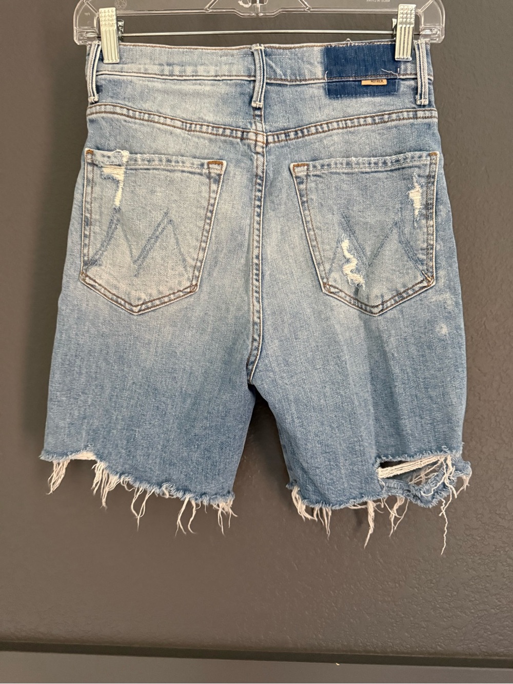 MOTHER • high waisted Smokin’ short fray denim shorts resting beach face size 26 - Picture 6 of 9